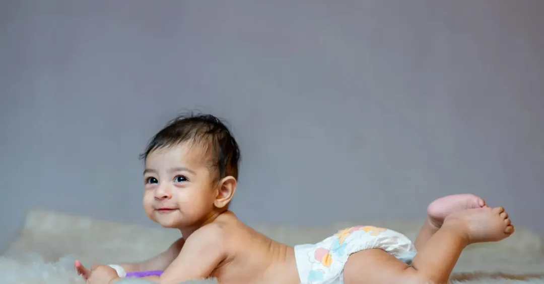 Bebe recostado con panal ecologico